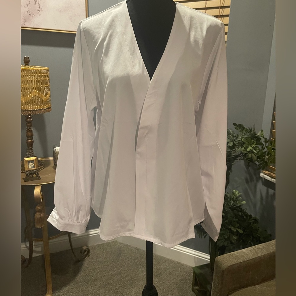White blouse. One size new
